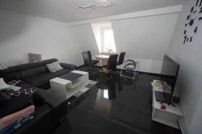 Kompakte Dachwohnung in zentraler Lage