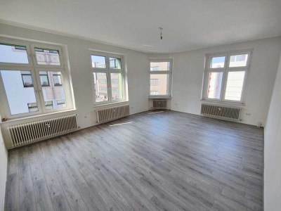 Zentral, 4 Zimmer, Balkon und Parkplatzlösung gibt es nicht? Doch, bei uns!