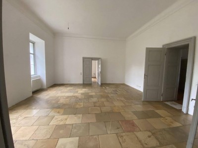 Herrschaftliches Wohnen im Schloss 138m² 4 Zimmer Warmmiete!