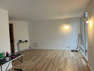 Freundliche und sanierte 1-Raum-EG-Wohnung mit gehobener Innenausstattung mit Balkon in Hundsangen