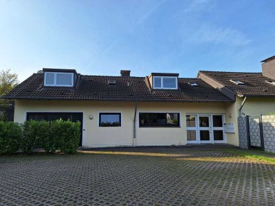 TOP LAGE! Attraktive Wohnung mit Balkon und Garten sowie 2 Stellplätzen