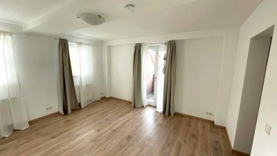 Kernsanierte 3-Zimmer- Wohnung mit Balkon und Einbauküche in Versbach