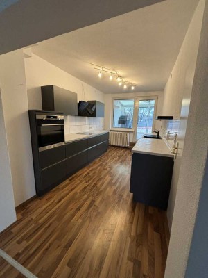 Großzügige 2,5 Zi. Wohnung mit großer Terrasse und moderner Küche + Garage