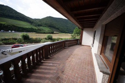 Renovierte 2-Zi-Wohnung mit riesigem Balkon