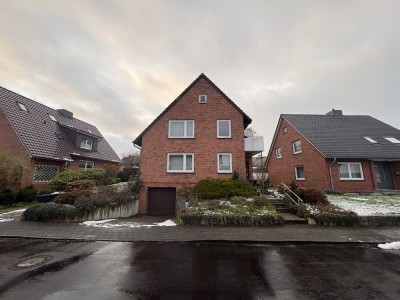 Zweifamilienhaus mit 2 Balkonen, Terrasse und Garage in ruhiger Lage