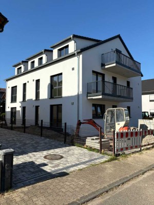 Neuwertige Wohnung mit vier Zimmern und Balkon in Walzbachtal