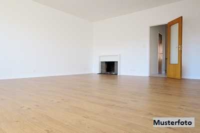 Doppelhaushälfte nebst Terrasse und Garage