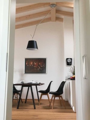 Großzügige Dachgeschosswohnung mit ganz besonderem Charme: Hohe Decken, Südbalkon, TG+Wallbox