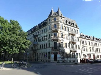 MIT BALKON UND EINBAUKÜCHE - schöne 2 Zimmer Wohnung in Striesen