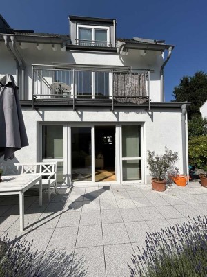 Top gepflegte, sehr helle großzügige DHH
mit  herrlicher Gartenterrasse in bevorzugter Wohnlage!