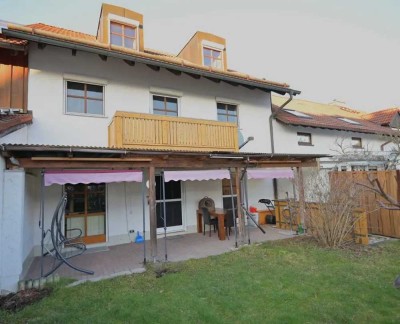 3 Zi.-Obergeschoßwohnung mit großer Küche, Balkon und Hobbyraum in einem Zweifamilien Reihenhaus