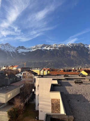 Perfekt gelegene, komplett sanierte, möblierte 1-Zimmer-Wohnung mit Balkon und Traumaussicht!