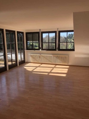 Helle und modernisierte 2,5-Zimmer-Dachgeschosswohnung mit Einbauküche in Büdingen