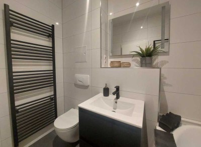 **ALLES NEU** 2-Zimmer-Wohnung im Erdgeschoss mit Einbauküche & Balkon! Erstbezug nach Sanierung!