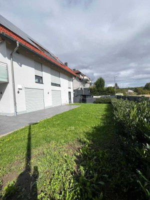 Bezugsfertige,  moderne  4 Zimmerwohnung mit Garten