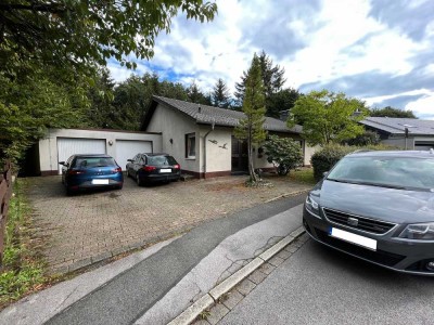 Großzügiges Zweifamilienhaus mit Doppelgarage in ruhiger Sackgasse