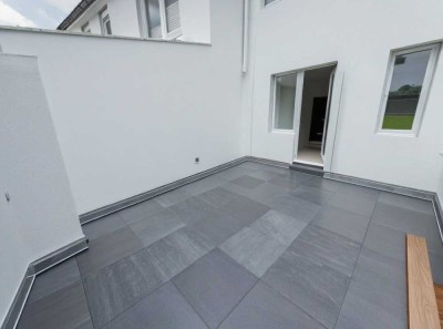 Moderne, kernsanierte 1,5-Zimmer-Wohnung mit großer Dachterrasse zum Innenhof