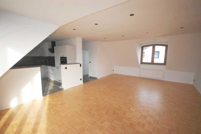 Großzügige 4 Zimmer-Wohnung mit Balkon, EBK und Carport