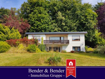 Einfamilienhaus mit vermieteter ELW 
und großem Garten direkt am Waldrand!