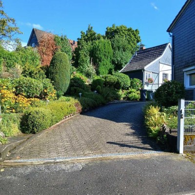 JA, zum gepflegten Schieferhaus mit Garten, Garagen und kleinem Hofgebäude in Burscheid!