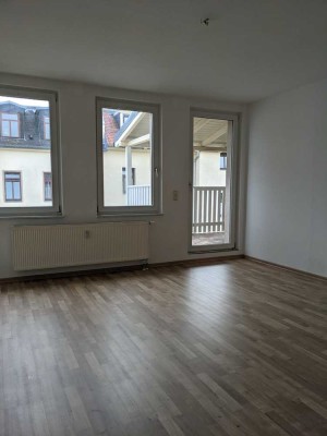 1-Zimmer-Wohnung mit großem Balkon, EBK und Blick zum Garten
