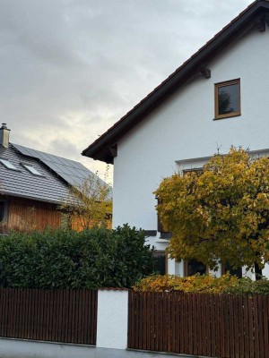 Großzügiges Haus mit 198 m² Wohnfläche in München-Am Hart in U-Bahn und FIZ Nähe. Bis 06/2028.