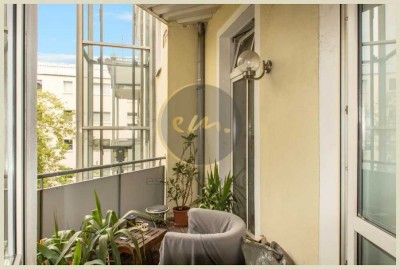 Nähe Mediaspree: Helle und moderne 2-Zimmer-Altbauwohnung mit Westbalkon (Berlin-Friedrichshain)