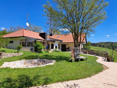 Alleinlage mit Bergblick - Einfamilienhaus mit ELW zwischen Isny und Wangen