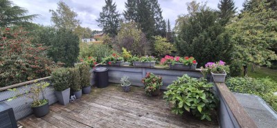 Helle Altbauwohnung mit Dachterasse