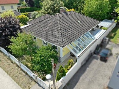 Einfamilienhaus mit Luftwärmepumpe, Pool und Garagen - ZENTRALE GRÜN RUHELAGE