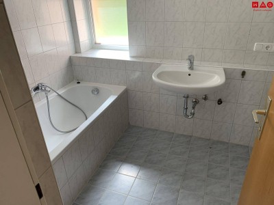 Hoher Erholungswert garantiert - idyllisch ruhiges und ländliches Wohnerlebnis steht für Sie bereit! Praktisch geschnittene 3 Raum Wohnung mit Loggia, Abstellraum und Parkplatz direkt vor der Haustür!