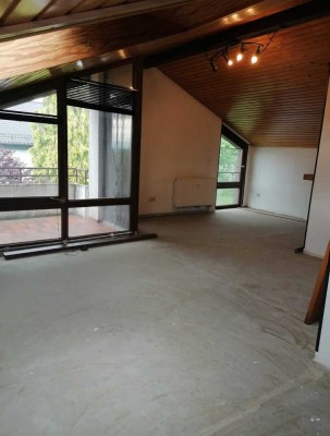 Lichtdurchflutete 2-Zimmer-DG-Wohnung mit Balkon und Einbauküche (neuer Laminatboden 2021)