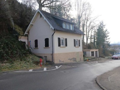 Knallharte Preisreduzierung!
Charmantes Einfamilienhaus mit Potenzial zum Schmuckstück!
Über
