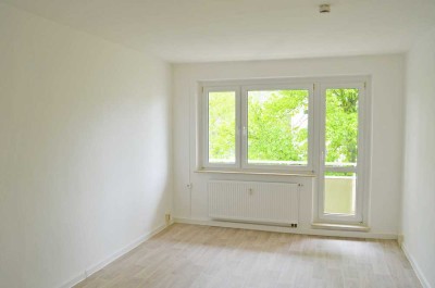 sanierte 3-Raum-Wohnung, II. Etage, mit Badwanne, PKW-Stellplatz, Balkon! Bezug ab 01.10.25 möglich!