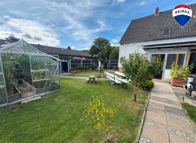Zweifamilienhaus mit großen Wintergarten in Enger – Platz für Ihre Träume!