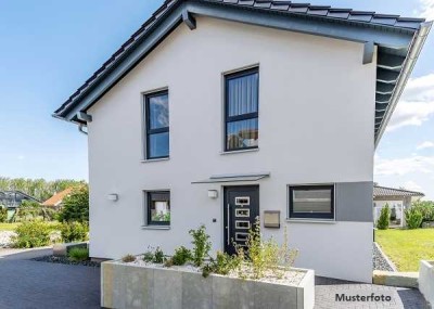 Freistehendes Einfamilienhaus mit Terrasse und Gartenhaus