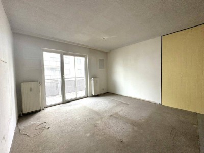 sanierungsbedürfte Wohnung in Ruhelage mit Loggia &amp; Abstellraum | ohne Küche | U6 Dresdner Straße