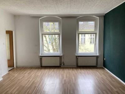 Bezugsfrei: Kleines Nest direkt am U-Bhf Siemensdamm. Alle Fenster zum Innenhof des Hauses.