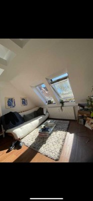 Helle Dachgeschosswohnung in zentraler Lage - Schanze/Eimsbüttel