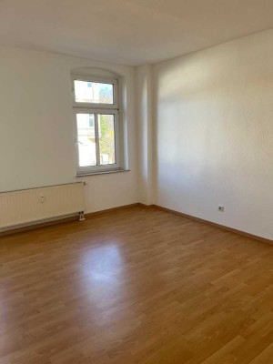 3-Zimmerwohnung mit Laminat, Abstellraum und Wanne