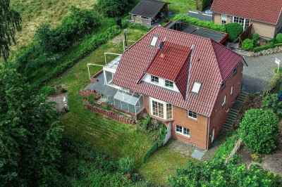 Optisch eindrucksvolles EFH mit Vollkeller, Pelletheizung und Doppelcarport in bester Ortslage