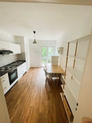 BN-Weststadt: Südbalkon. 2 Zimmer, Wohnküche, Diele, Tageslichtbad. Parkett. Badewanne. EBK.