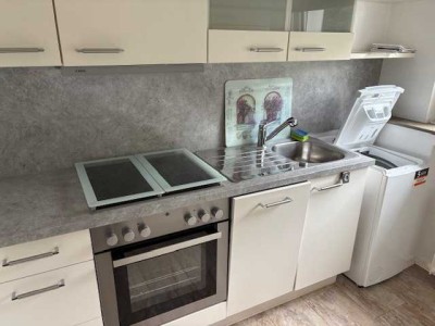 Stilvolle, vollständig renovierte 2-Raumwohnung in 1. Etage,  mit EBK in Duisburg
