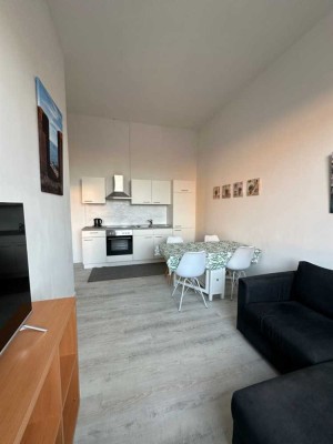 Helle 2 Zimmerwohnung mit Einbauküche sehr gemütlich liegt im ersten Stock