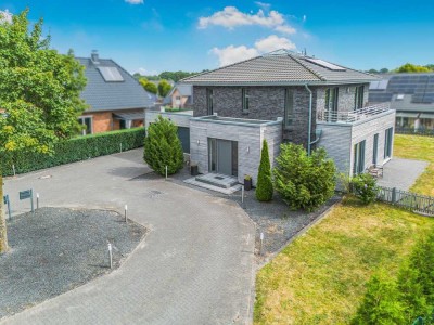 Energieeffizienz trifft auf moderne Faszination: Bezugsfertige Stadtvilla am Nord-Ostsee-Kanal