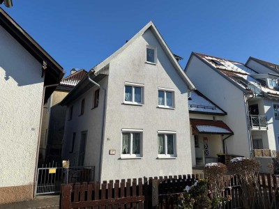 Zentrumsnahes Einfamilienhaus mit Balkon, Schwedenofen und EBK / Möbliert