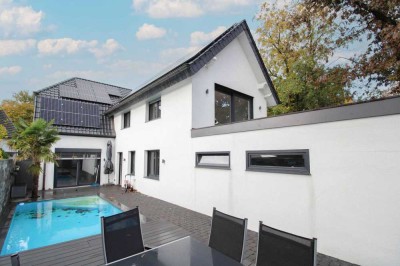 Teilsaniertes Einfamilienhaus mit Neubau-Anbau, Pool, Sauna, PV mit Speicher, Garage und Luxus-Küche