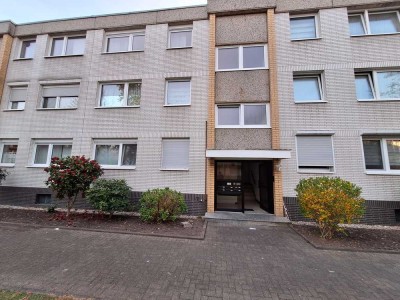 Schöne und sanierte Smarte 3-Zimmer-Hochparterre-Wohnung  mit Netzwerk, Balkon, Garage, EBK und PV