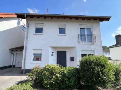 zentral gelegenes Reihenendhaus in 66892 Bruchmühlbach mit eingezäuntem Grundstück & Garage