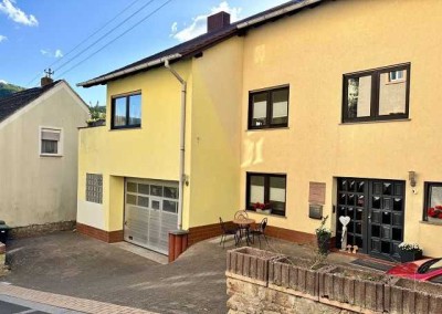 Schönes Einfamilienhaus mit Terrasse, Sauna, Schwimmbad und Garage / Renoviert!